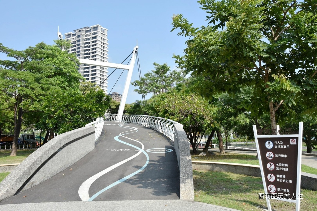 高雄鹽埕 愛河自行車道 騎單車欣賞愛河沿途景色 愛河之心 光之塔 中都唐榮磚窯廠 愛河自行車道景點推薦 輕旅行