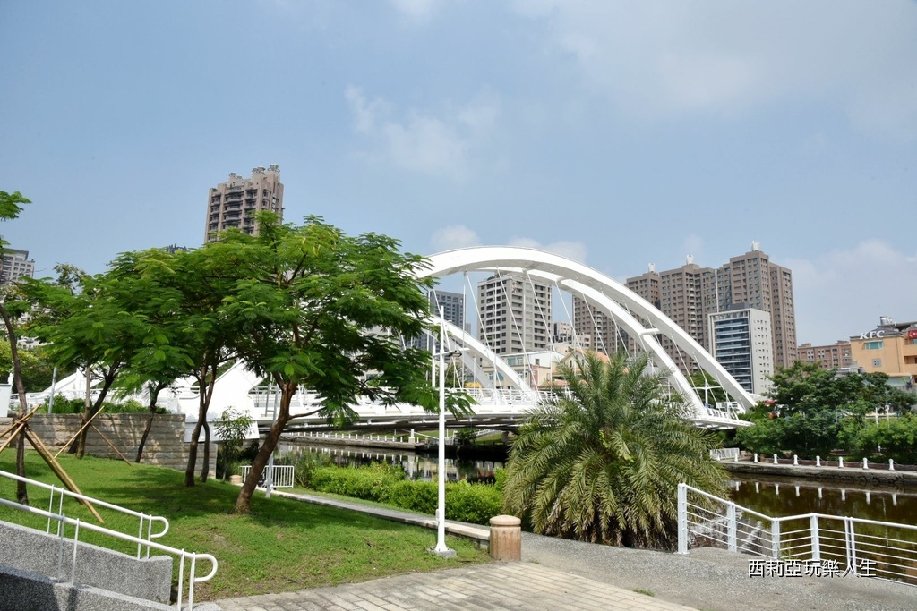 高雄鹽埕 愛河自行車道 騎單車欣賞愛河沿途景色 愛河之心 光之塔 中都唐榮磚窯廠 愛河自行車道景點推薦 輕旅行