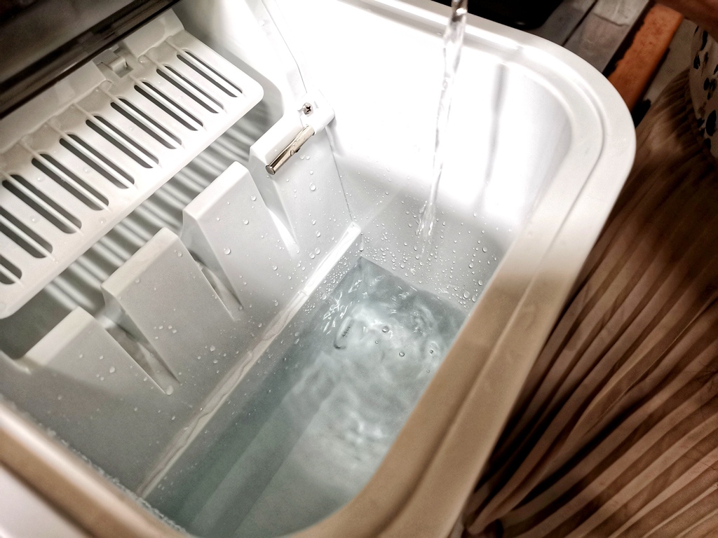 家電開箱|SANSUI山水微電腦全自動製冰機SI-M2 快速製冰容量大 一鍵自動清洗超方便,大小冰塊提供選擇 露營、派對、聚餐、家用製冰機|西莉亞玩樂人生 SANSUI 山水 微電腦全自動製冰機 SI-M2 快速製冰容量大 一鍵自動清洗超方便,大小冰塊選擇 露營製冰機 派對、聚餐