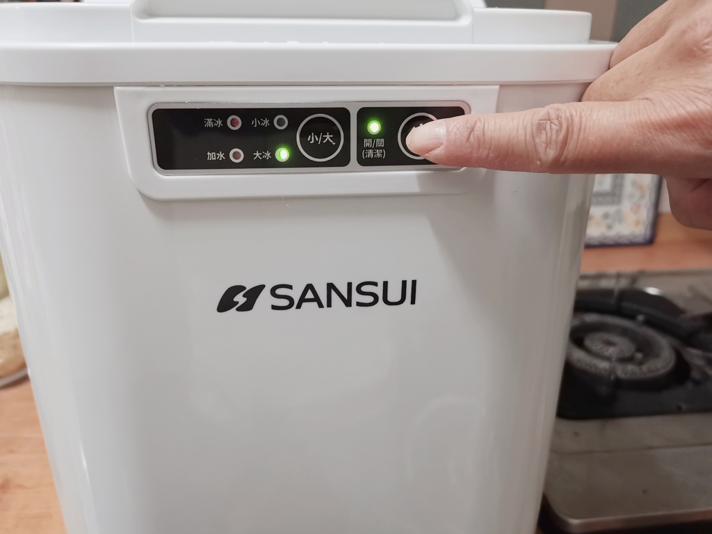 家電開箱|SANSUI山水微電腦全自動製冰機SI-M2 快速製冰容量大 一鍵自動清洗超方便,大小冰塊提供選擇 露營、派對、聚餐、家用製冰機|西莉亞玩樂人生 SANSUI 山水 微電腦全自動製冰機 SI-M2 快速製冰容量大 一鍵自動清洗超方便,大小冰塊選擇 露營製冰機 派對、聚餐