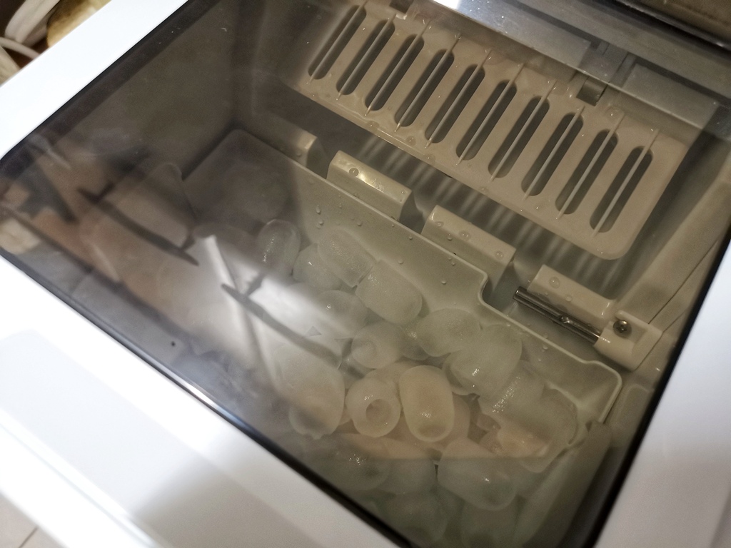 家電開箱|SANSUI山水微電腦全自動製冰機SI-M2 快速製冰容量大 一鍵自動清洗超方便,大小冰塊提供選擇 露營、派對、聚餐、家用製冰機|西莉亞玩樂人生 SANSUI 山水 微電腦全自動製冰機 SI-M2 快速製冰容量大 一鍵自動清洗超方便,大小冰塊選擇 露營製冰機 派對、聚餐