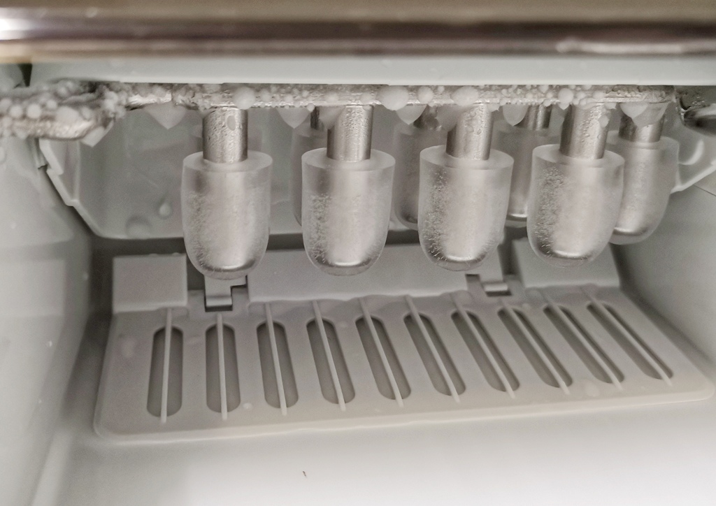 家電開箱|SANSUI山水微電腦全自動製冰機SI-M2 快速製冰容量大 一鍵自動清洗超方便,大小冰塊提供選擇 露營、派對、聚餐、家用製冰機|西莉亞玩樂人生 SANSUI 山水 微電腦全自動製冰機 SI-M2 快速製冰容量大 一鍵自動清洗超方便,大小冰塊選擇 露營製冰機 派對、聚餐