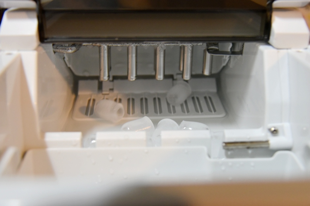 家電開箱|SANSUI山水微電腦全自動製冰機SI-M2 快速製冰容量大 一鍵自動清洗超方便,大小冰塊提供選擇 露營、派對、聚餐、家用製冰機|西莉亞玩樂人生 SANSUI 山水 微電腦全自動製冰機 SI-M2 快速製冰容量大 一鍵自動清洗超方便,大小冰塊選擇 露營製冰機 派對、聚餐