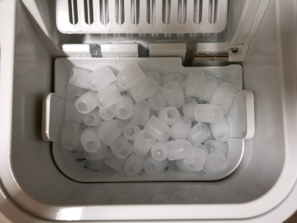 家電開箱|SANSUI山水微電腦全自動製冰機SI-M2 快速製冰容量大 一鍵自動清洗超方便,大小冰塊提供選擇 露營、派對、聚餐、家用製冰機|西莉亞玩樂人生 SANSUI 山水 微電腦全自動製冰機 SI-M2 快速製冰容量大 一鍵自動清洗超方便,大小冰塊選擇 露營製冰機 派對、聚餐