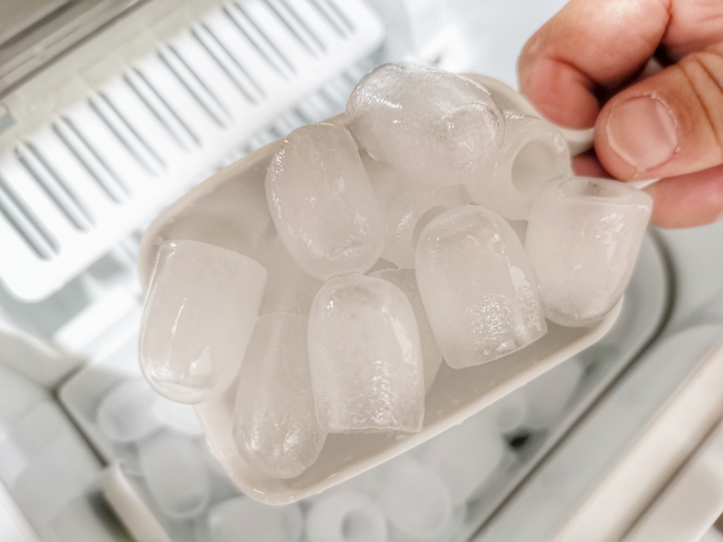 家電開箱|SANSUI山水微電腦全自動製冰機SI-M2 快速製冰容量大 一鍵自動清洗超方便,大小冰塊提供選擇 露營、派對、聚餐、家用製冰機|西莉亞玩樂人生 SANSUI 山水 微電腦全自動製冰機 SI-M2 快速製冰容量大 一鍵自動清洗超方便,大小冰塊選擇 露營製冰機 派對、聚餐