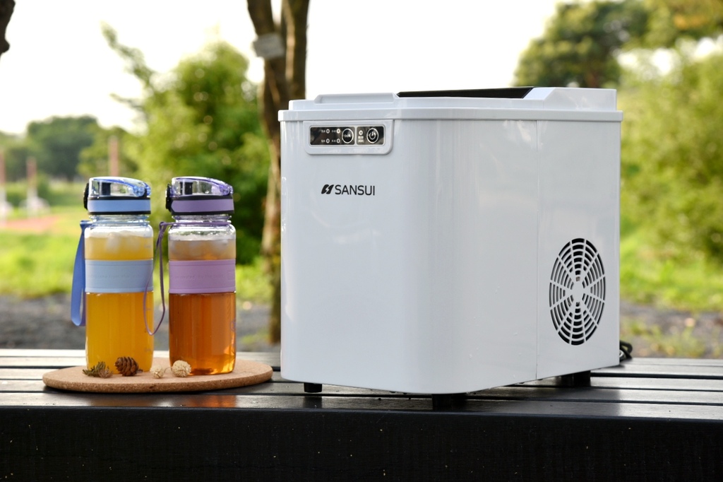 家電開箱|SANSUI山水微電腦全自動製冰機SI-M2 快速製冰容量大 一鍵自動清洗超方便,大小冰塊提供選擇 露營、派對、聚餐、家用製冰機|西莉亞玩樂人生 SANSUI 山水 微電腦全自動製冰機 SI-M2 快速製冰容量大 一鍵自動清洗超方便,大小冰塊選擇 露營製冰機 派對、聚餐