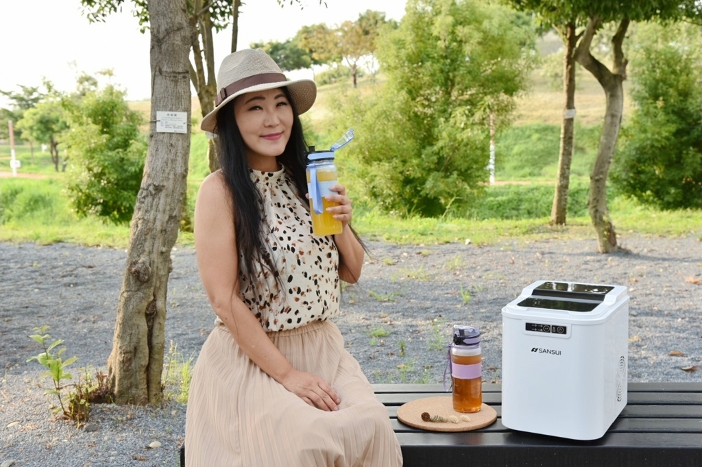 家電開箱|SANSUI山水微電腦全自動製冰機SI-M2 快速製冰容量大 一鍵自動清洗超方便,大小冰塊提供選擇 露營、派對、聚餐、家用製冰機|西莉亞玩樂人生 SANSUI 山水 微電腦全自動製冰機 SI-M2 快速製冰容量大 一鍵自動清洗超方便,大小冰塊選擇 露營製冰機 派對、聚餐