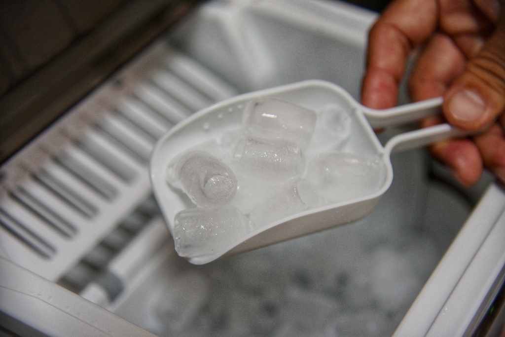 家電開箱|SANSUI山水微電腦全自動製冰機SI-M2 快速製冰容量大 一鍵自動清洗超方便,大小冰塊提供選擇 露營、派對、聚餐、家用製冰機|西莉亞玩樂人生 SANSUI 山水 微電腦全自動製冰機 SI-M2 快速製冰容量大 一鍵自動清洗超方便,大小冰塊選擇 露營製冰機 派對、聚餐