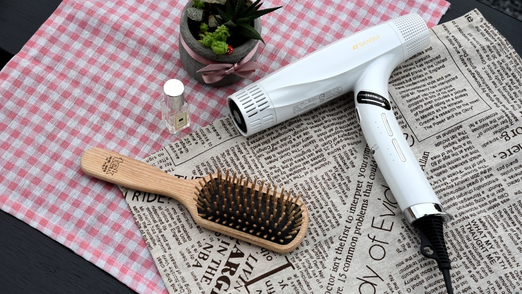 家電開箱|SANSUI山水 極勁正負離子高速吹風機 負離子柔順 速乾低噪 可折疊 380g輕手感 輕音量最低65db,吹髮也能邊追劇超方便|西莉亞玩樂人生 SANSUI山水 極勁正負離子高速吹風機