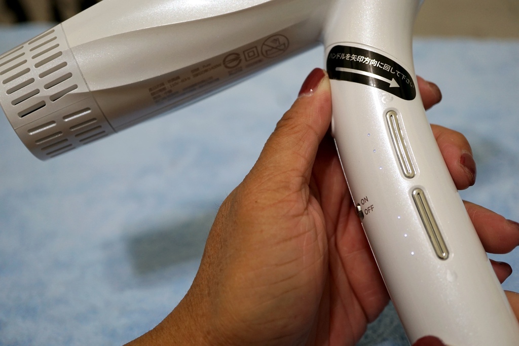 家電開箱|SANSUI山水 極勁正負離子高速吹風機 負離子柔順 速乾低噪 可折疊 380g輕手感 輕音量最低65db,吹髮也能邊追劇超方便|西莉亞玩樂人生 SANSUI山水 極勁正負離子高速吹風機