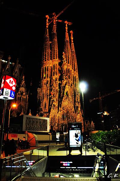 Sagrada Familia night 1.jpg