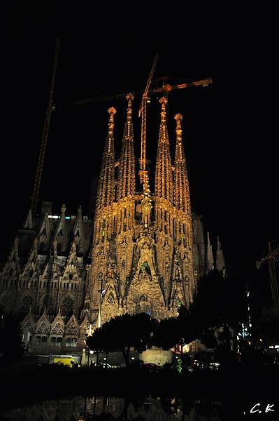 Sagrada Familia night 2.jpg