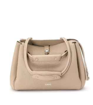 ロエベの新作が示す“革の彫刻”という発想 ― 多面性トートバ