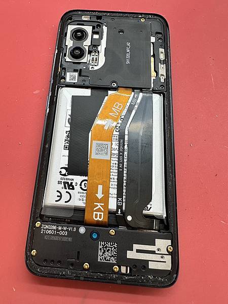 ASUS ZF8手機無法開機螢幕不顯示破裂漏液黑斑花屏無法充電電池膨脹耗電被蓋破裂手機維修2.jpg ASUS ZF8手機無法開機螢幕不顯示破裂漏液黑斑花屏無法充電電池膨脹耗電被蓋破裂手機維修2.jpg