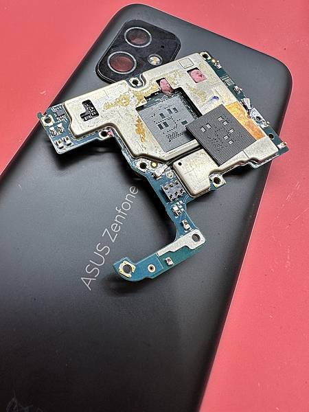 ASUS ZF8手機無法開機螢幕不顯示破裂漏液黑斑花屏無法充電電池膨脹耗電被蓋破裂手機維修3.jpg ASUS ZF8手機無法開機螢幕不顯示破裂漏液黑斑花屏無法充電電池膨脹耗電被蓋破裂手機維修3.jpg