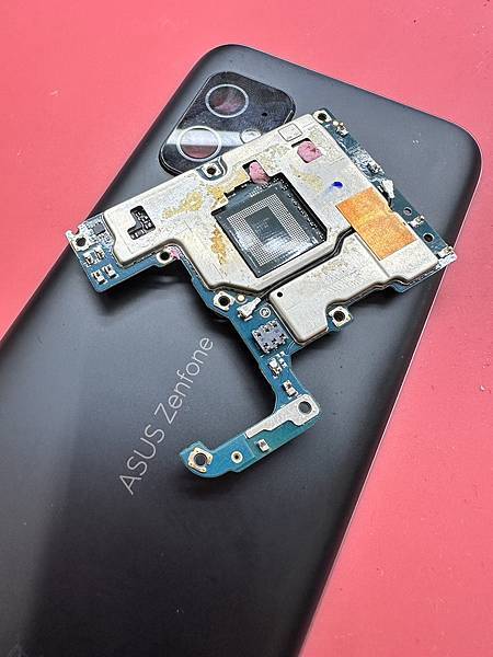 ASUS ZF8手機無法開機螢幕不顯示破裂漏液黑斑花屏無法充電電池膨脹耗電被蓋破裂手機維修6.jpg ASUS ZF8手機無法開機螢幕不顯示破裂漏液黑斑花屏無法充電電池膨脹耗電被蓋破裂手機維修6.jpg