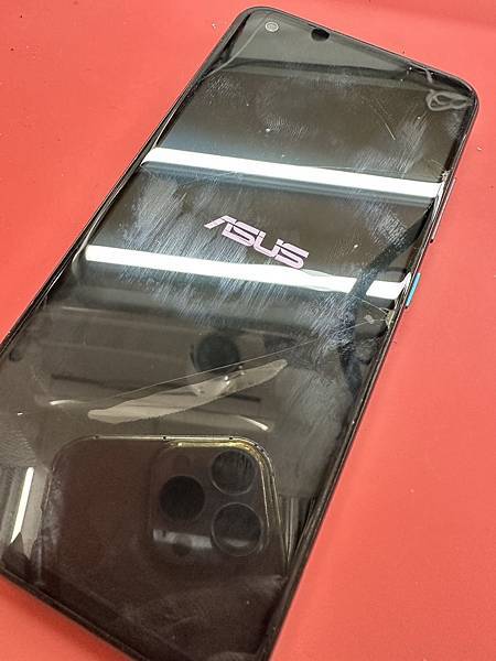 ASUS ZF8手機無法開機螢幕不顯示破裂漏液黑斑花屏無法充電電池膨脹耗電被蓋破裂手機維修5.jpg ASUS ZF8手機無法開機螢幕不顯示破裂漏液黑斑花屏無法充電電池膨脹耗電被蓋破裂手機維修5.jpg