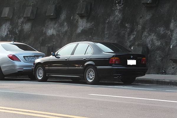 BMW E39 528i 美規 (3).JPG