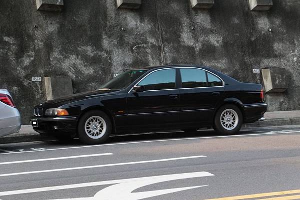 BMW E39 528i 美規 (2).JPG