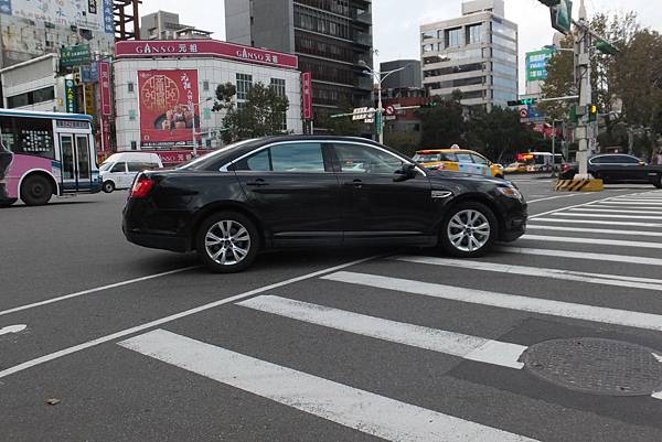 FORD TAURUS VI 外交車牌 (2).JPG