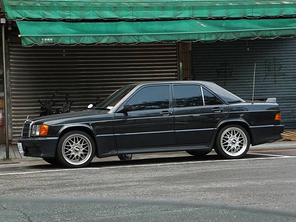 Mercedes-Benz W201 190E 23-16 (5).JPG