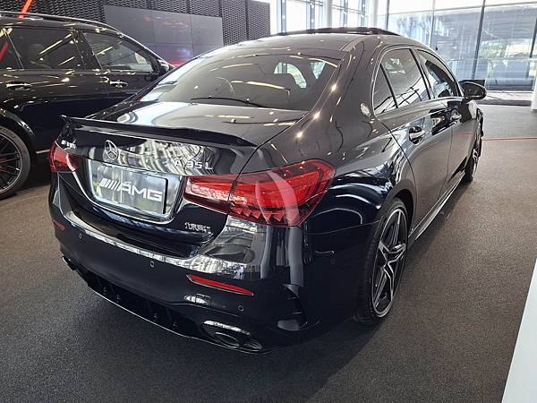 海外街拍(北京花虎溝)：北京奔馳 V177 A35L AMG