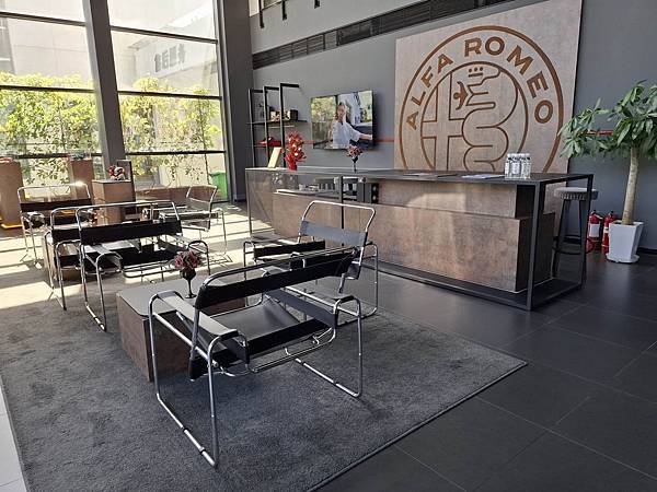 海外街拍(北京來廣營)：Alfa Romeo 展示間