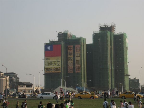 建商大手筆掛個大國旗..以示地主主權阿....jpg