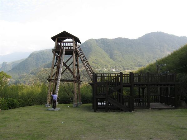 公園裡有個平台與高塔