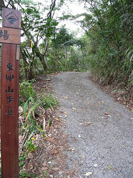 先要從這走約一公里才會到登山口說 = =..不過可開車至登山口..但停車空間有限