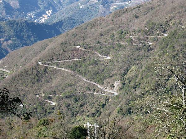 上屯原登山口的彎曲路段