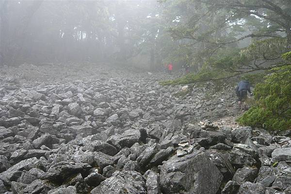 池有登山口前的碎石坡~