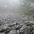 池有登山口前的碎石坡~