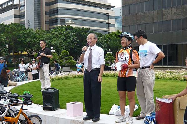 市長也來~看來市長也關心單車上班..希望能真正的為提昇單車上班找出一長遠的計劃