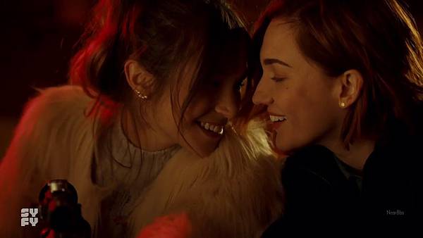 wynonna.earp.s03e01.720p.web.x264-tbs.chs.eng[14-38-16].JPG