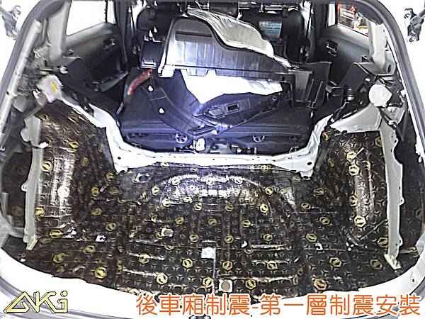 TOYOTA COROLLA CROSS 台中 安裝 隔音施工 後車箱 廂 後備箱 後備廂 AKIcar 車體隔音 全車隔音 制震隔音 隔音diy 隔音改裝 加強隔音 隔音材 噪音 消音墊 防水 減少振動 共鳴 防鏽 STP (3).JPG