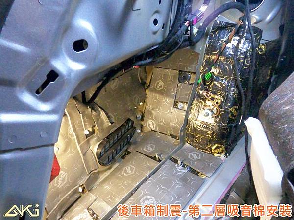 VW ARTOEN 台中 aki汽車隔音 安裝 隔音施工 後車箱 廂 後備箱 後備廂 AKIcar 車體隔音 全車隔音 制震隔音 隔音diy 隔音改裝 加強隔音 隔音材 噪音 消音墊 防水 減少振動 共鳴 防鏽 STP (4).JPG