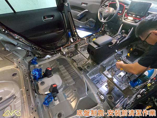 TOYOTA COROLLA CROSS 台中 AKI 底盤 車內地毯 汽車隔音 安裝  AKIcar 車體隔音 CC全車隔音 汽車制震 制 震 墊 防鏽 STP (3).JPG