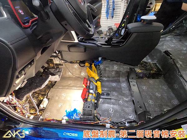 TOYOTA COROLLA CROSS 台中 AKI 底盤 車內地毯 汽車隔音 安裝  AKIcar 車體隔音 CC全車隔音 汽車制震 制 震 墊 防鏽 STP (8).JPG