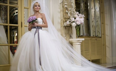 kate-hudson-and-vera-wang-fall-2005-strapless-wedding-gown-gallery