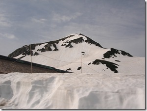 雪和室堂山莊的屋頂一樣高