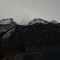 02-02. 湖邊的山巒頂部仍舊積著白雪