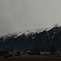 02-03. 湖邊的山巒頂部仍舊積著白雪