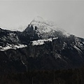 02-05. 湖邊的山巒頂部仍舊積著白雪