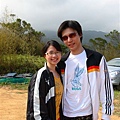 07. 在山丘上等待飛行傘體驗，鍾文和小橘情侶檔