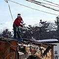 3-11 這個人站在屋頂剷雪.JPG