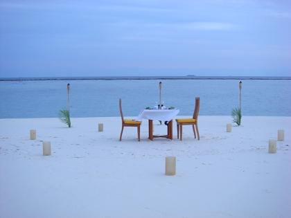不知道是誰家這麼浪漫的在海邊用餐