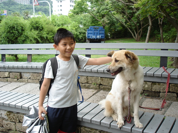 幹嘛站那麼遠摸我.JPG