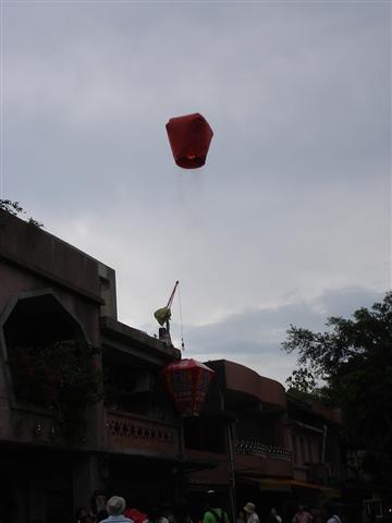 天燈帶著希望升空囉.JPG