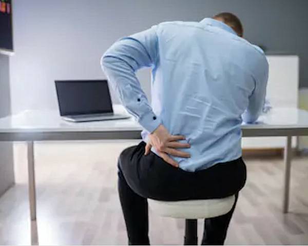 上班族為什麼容易腰痛？（腰痛的原因及如何改善）